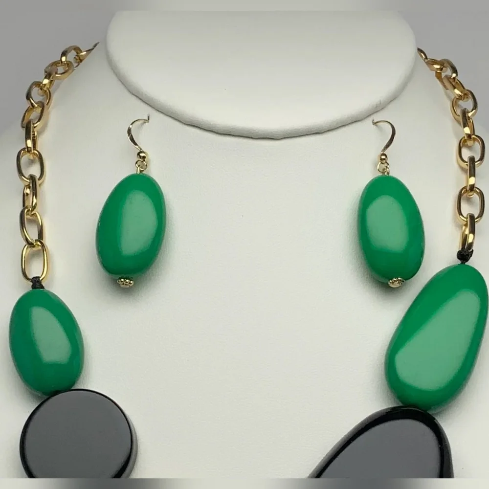 Reversible Green, Gold and Black Acrylic Necklace and Earrings Set - Apprx 13" - Picture 9 of 16